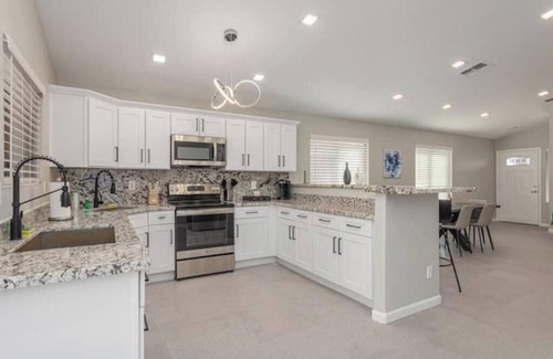 Casa Grande House | Oasis in the Desert King/Great Location/Pool/Wifi