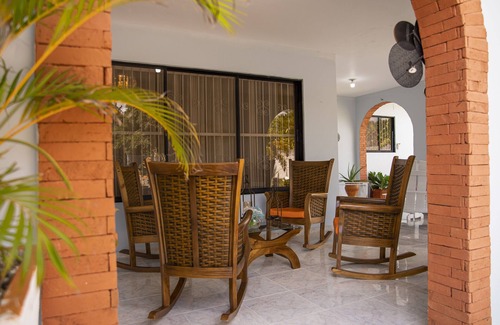 Tenares House | OASIS OF PEACE- Spacious 4 bedroom house w/garden!