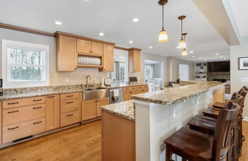 Geneva House | Oasis on Oak |Private In-Ground Pool |Hot Tub |Pergola Seating |1.5 Acre Home |Entertainment Room