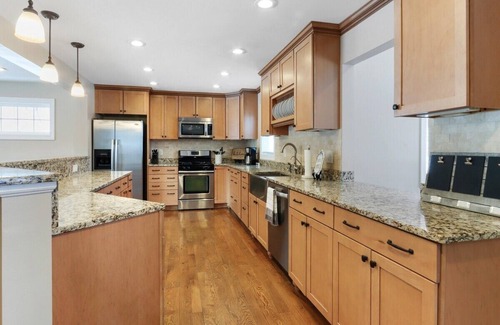 Geneva House | Oasis on Oak |Private In-Ground Pool |Hot Tub |Pergola Seating |1.5 Acre Home |Entertainment Room