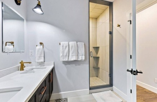 Leamington House | Oasis with swim spa and lake view