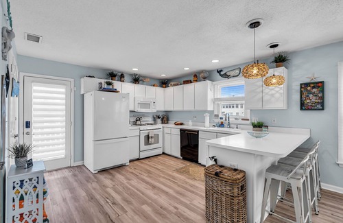 Bradley Beach House | Ocean Ave! Watch Sunrise with Outdoor Shower and Linens