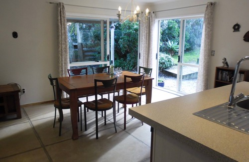 Tairua Cottage | Ocean Beach Honey - Tairua Holiday Home