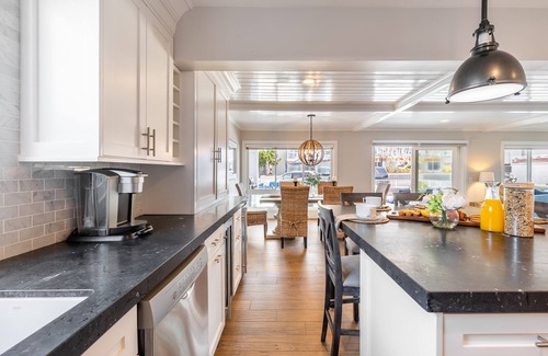West Newport House | Ocean Breeze I by AvantStay | Steps to the Beach!