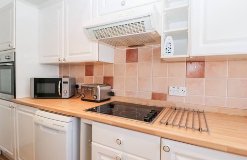 Brean Cottage | OCEAN BREEZE, pet friendly, with a garden in Brean