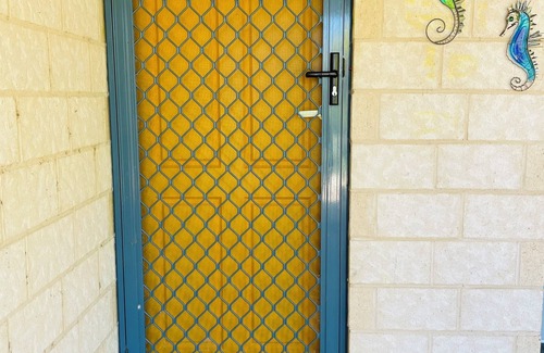 Preston Beach House | Ocean breeze Villa 3BR nWalk to the beach nNo pets