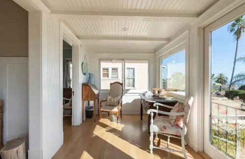 Lower Riviera Cottage | OCEAN & CITY VIEWS 1920s Monthly, RIVIERA HOME, 2 QUEEN BEDS, WALK TO STATE ST