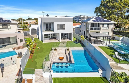 Bongaree House | OCEAN ESCAPE - MAJESTIC, LUXURIOUS CANAL HOME!
