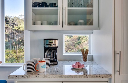 South Beach House | Ocean Front Hot Tub, South Beach, Newport, Dog Friendly!