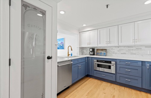 Old Orchard Beach Apartment | Ocean Front Penthouse suite, Luxurious 2-bedroom,1350 sqft,2 decks, A+ location
