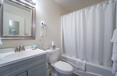 Rehoboth Beach Hotel | Ocean Glass Inn - Deluxe Queen Room