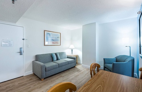 Northeast Virginia Beach Resort | Ocean Key Resort 2BR Unit – Steps from Beach, Kitchen, 2 Bathrooms, Sleeps 6