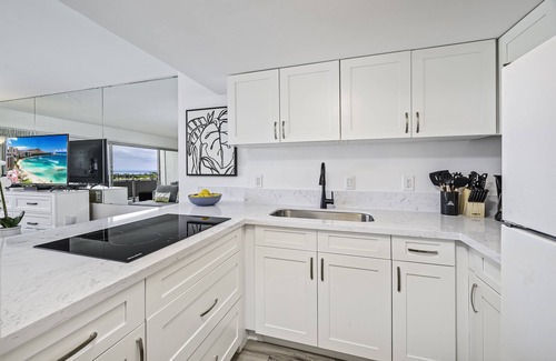 Waikiki Condo | Ocean & Marina Views at Ilikai Hotel by the Beach w/Great Building Amenities