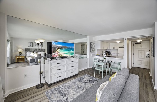 Waikiki Condo | Ocean & Marina Views at Ilikai Hotel by the Beach w/Great Building Amenities