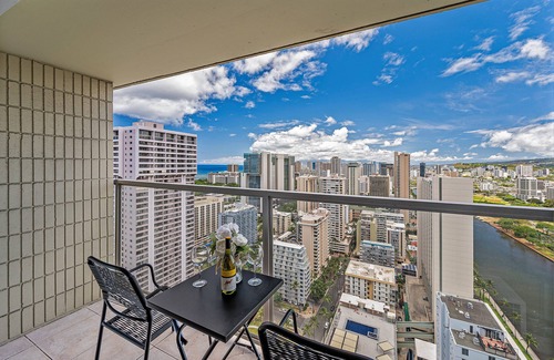 McCully - Moiliili Condo | Ocean & Mountain Views Condo at the Island Colony w/Spectacular Amenities