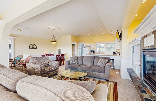 Newport House | Ocean view homes with hot tubs, enclosed yard, fireplace - 1 block to the beach
