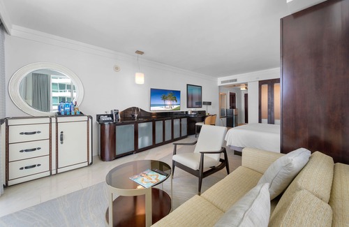 Mid Beach Hotel | Ocean View Luxury Studio at Sorrento in Fontainebleau Hotel in Miami Beach