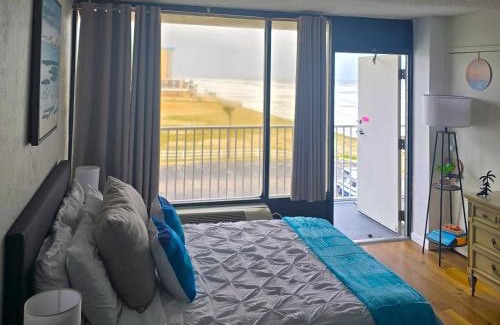Daytona Beach Apartment | Ocean View Studio Condo w Balcony Pool and Free Parking