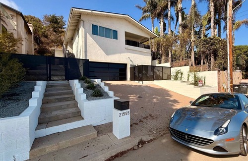 Eastern Malibu House | Ocean view. Walk to Carbon Beach. Comfortable upscale home with backyard.