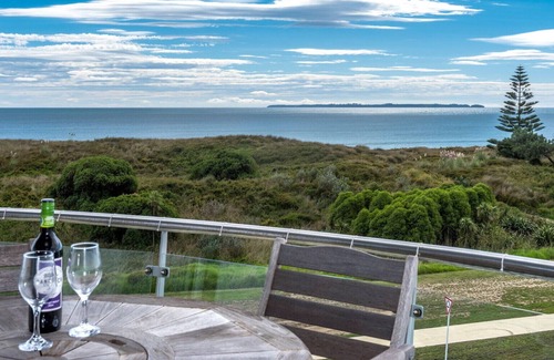 Papamoa Beach Cottage | OCEAN VIEWS AND BBQS - PAPAMOA HOLIDAY APARTMENT in Papamoa