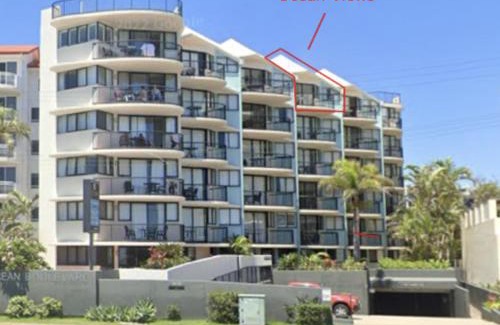Alexandra Headland Apartment | Ocean Views - Top floor