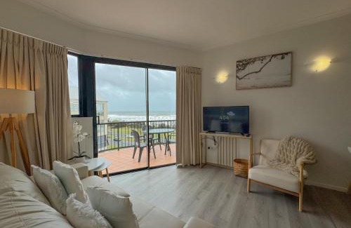 Alexandra Headland Apartment | Ocean Views - Top floor