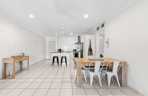 Cairns North House | Oceanbreeze Apartment in Cairns North