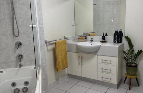Cairns North House | Oceanbreeze Apartment in Cairns North