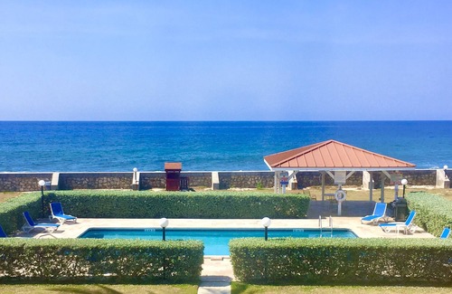 George Town Condo | Oceanfront Condo + Pool + 2 Mins To Beach! Centrally Located, Quiet, Sea Views!