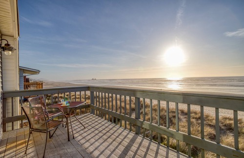 Rockaway Beach Condo | Oceanfront Condo Gives You Access to the Sea and Rockaway Beach