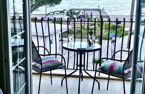 Poros Apartment | Oceanfront couple’s apartment * village center * 50 m from the beach.