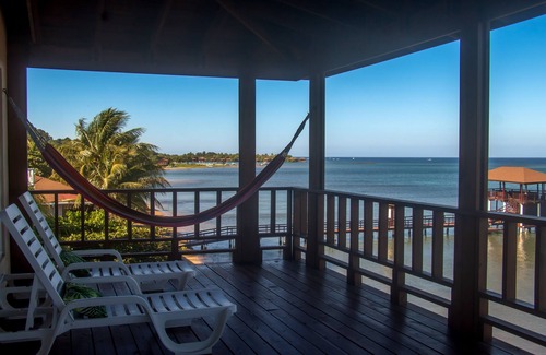 Antoneys Cay House | Oceanfront! Diving, Snorkeling, Kayaking on site. Turtle Casa PENTHOUSE SUITE