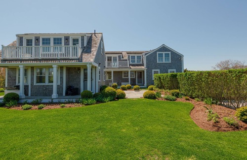 Wauwinet House | Oceanfront House & Studio in Squam with Private Stairs to the Beach