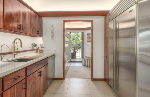 Historic Lahaina Front Street Condo | Oceanfront luxury 3bd condo on Baby Beach