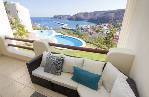 P Chahue Condo | Oceanfront Luxury & Centrally Located In Huatulco