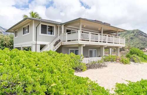 Makaha House | Oceanfront Sandy Beach 6 Bedrooms 4 Baths Jacuzzi
