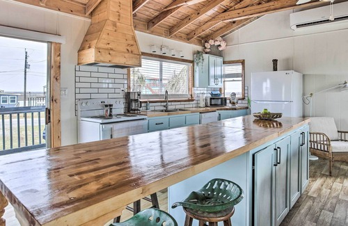 Cedar Lane Cottage | Oceanfront Vacation Home w/ Deck & Views!