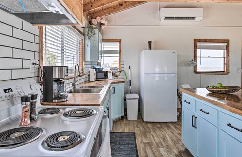 Cedar Lane Cottage | Oceanfront Vacation Home w/ Deck & Views!
