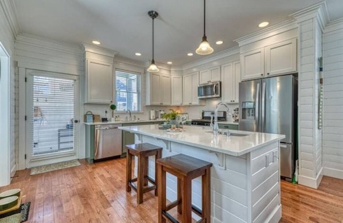 Seabrook House | Oceanside - Dog Friendly - 3pm Checkout