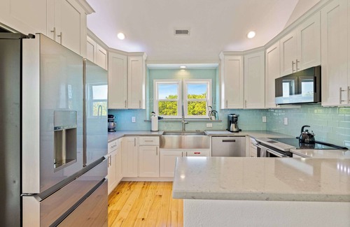 Duck House | Oceanside Duck Retreat w Pool, Spa, Mins to Beach!
