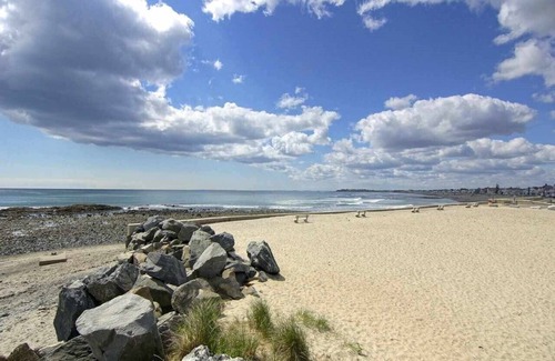 Hampton Apartment | Oceanside Motel Room! The best surfing on the coast!
