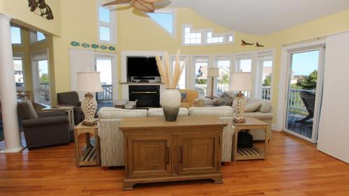 Whale Head Hill House | Oceanside, Ocean Views, Hot Tub, Close to Beach Access, 743, Golden Days