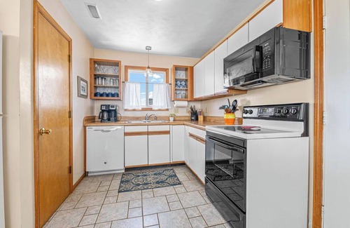 Waves House | Oceanside, sound view, dog friendly, private pool, hot tub, golf cart, game room