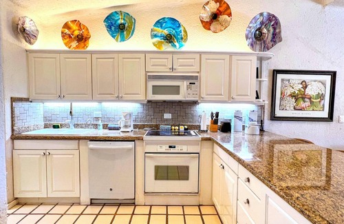 Centro Condo | Oceanview Balcony | 2 Pools | Downtown Access