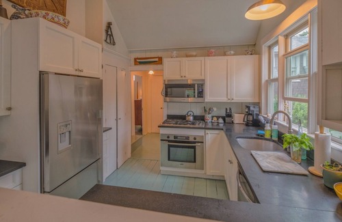 East Chop House | Oceanview East Chop Beach House - 4 Bed/2 Bath - 5 min walk to beach