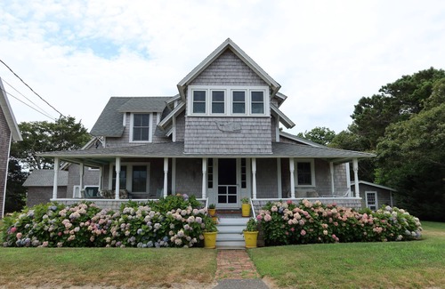East Chop House | Oceanview East Chop Beach House - 4 Bed/2 Bath - 5 min walk to beach