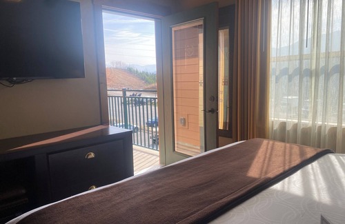 Gatlinburg Resort | October Color Week at Westgate Smoky Mt Resort-1 Bed. Available 10-18 to 10-25.