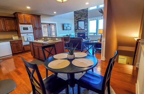 Stonebridge Cabin | October Escape with Mountain Views @ Deuces Wild
