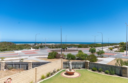 Ocean Reef House | Offers oceanfront luxury longer-term accommodation. Ideal for migrating families