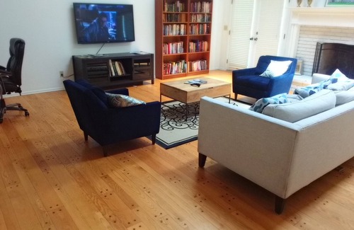 Creve Coeur House | Office and 5 BR, Updated Bathrooms, Movie Theater in Creve Coeur